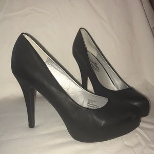 Black pumps size 8.5